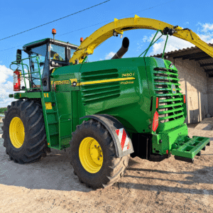Colhedora de forragem John Deere 7450i vista de lado e pela traseira, em pátio externo.